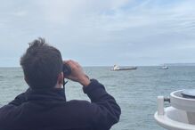 Militar da Marinha observa o mar com binóculos