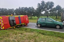 Colisão na EN119: viatura dos bombeiros de Samora Correia e dois ligeiros envolvidos