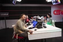 Estúdio da CM Rádio com Eduardo Madeira, Luciana Abreu e outros locutores