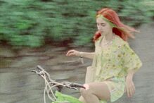 Marie Manuela surge vibrante numa bicicleta verde