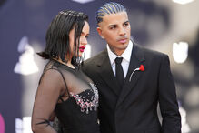 Rosalía e Rauw Alejandro posam juntos num evento