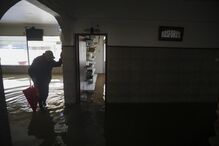 Morador observa a sua casa alagada em Figueiró do Campo, EN347, após cheias