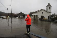 Marachão, Figueiró do Campo, enfrenta subida da água com bombeiros no local