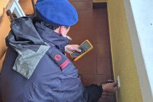 Militar verifica tomada elétrica com multímetro; Marinha mantém prontidão para resgates