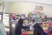 Assalto à mão armada em loja; dupla foge com dinheiro.
