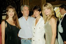 Deborah Blohm, Jeffrey Epstein, Ghislaine Maxwell e Gwendolyn Beck numa festa no clube de Mar-a-Lago de Donald Trump, Florida, em 1995