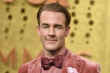 O ator James Van Der Beek posa num evento com um fato rosa
