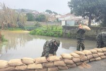 Militares reforçam barreiras com sacos de areia para conter o Mondego em Coimbra