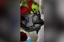 O momento em que homem é resgatado após ser atingido por avalanche no norte de Itália