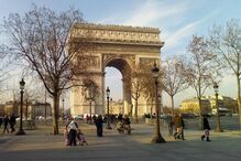 Homem baleado após ter ameaçado com faca polícias junto ao Arco do Triunfo em Paris