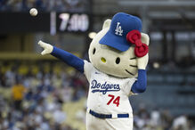 Hello Kitty antes de jogo de baseball nos EUA