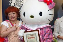 Yuko Yamaguchi ao lado de Hello Kitty em 2009