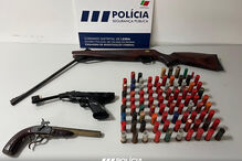 A Polícia apreende armas e munições em operação