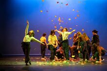 Trigo Limpo Teatro Acert celebra 50 anos com espetáculo e confetis.
