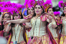 Foliões enchem as ruas de cor e alegria 