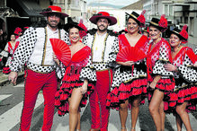 Foliões enchem as ruas de cor e alegria 