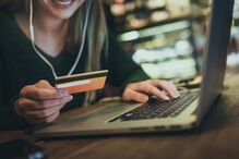 Hospedeira saca dinheiro de 87 contas bancárias. Golpe rende 188 mil euros