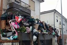 Alfredo Ribeiro acumula lixo em casa de forma compulsiva desde 2019. Veja agora na CMTV