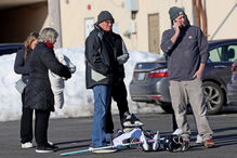 Pelo menos dois mortos e quatro feridos em tiroteio numa pista de gelo nos EUA