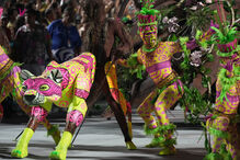 Carnaval do Rio junta milhares de pessoas no sambódromo