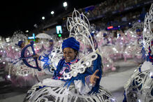 Carnaval do Rio junta milhares de pessoas no sambódromo
