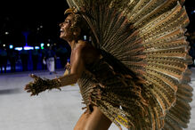 Carnaval do Rio junta milhares de pessoas no sambódromo