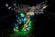 Carnaval do Rio junta milhares de pessoas no sambódromo