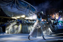 Carnaval do Rio junta milhares de pessoas no sambódromo