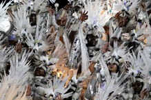 Carnaval do Rio junta milhares de pessoas no sambódromo