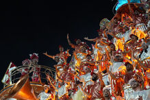 Carnaval do Rio junta milhares de pessoas no sambódromo