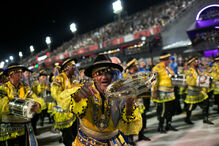 Carnaval do Rio junta milhares de pessoas no sambódromo