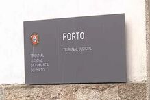 Mulher maltrata o filho nascido de relação abusiva