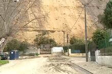 Deslizamento de terras na Costa de Caparica atinge três casas e obriga a retirar 20 pessoas