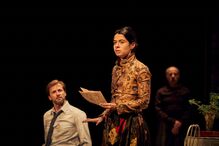 Atores em palco na peça 'Catarina ou a Beleza de Matar Fascistas' de Tiago Rodrigues