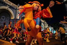 Celebração do Ano Novo Lunar com desfile do Cavalo Vermelho.
