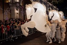 Artistas vestidos de cavalos participam num desfile noturno do Ano Novo Lunar Chinês em Hong Kong, China