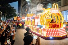Artistas participam em desfile noturno do Ano Novo Lunar Chinês em Hong Kong, China