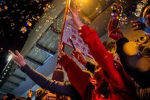 Foliões comemoram durante desfile noturno do Ano Novo Lunar Chinês em Hong Kong, China