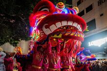 Artistas participam em desfile noturno do Ano Novo Lunar Chinês em Hong Kong, China