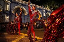 Artistas participam em desfile noturno do Ano Novo Lunar Chinês em Hong Kong, China