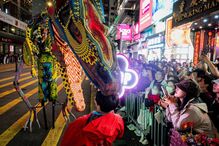 Artistas participam em desfile noturno do Ano Novo Lunar Chinês em Hong Kong, China