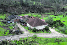 Estrada colapsa e arrasta casa mais de 13 metros em Pombal. Moradia está em risco de ruir