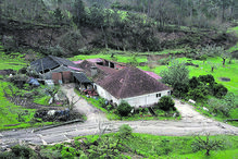 Estrada colapsa e arrasta casa mais de 13 metros em Pombal. Moradia está em risco de ruir