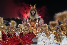 Juliana Paes brilha no Carnaval do Rio com a bateria Viradouo