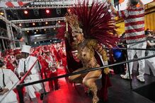 Juliana Paes brilha no Carnaval do Rio com a bateria Viradouro após 17 anos