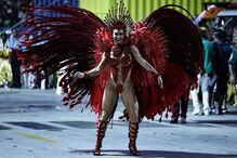 Juliana Paes celebra o Carnaval do Rio com a bateria Viradouro