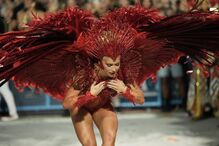 Juliana Paes celebra o Carnaval do Rio com a bateria Viradouro