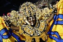 Juliana Paes celebra como rainha do Carnaval do Rio, com a bateria Viradouro, após 17 anos