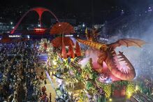 Juliana Paes brilha no Carnaval do Rio após 17 anos, com a bateria Viradouro