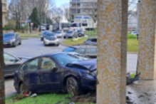 Acidente de viação causa danos materiais em zona urbana